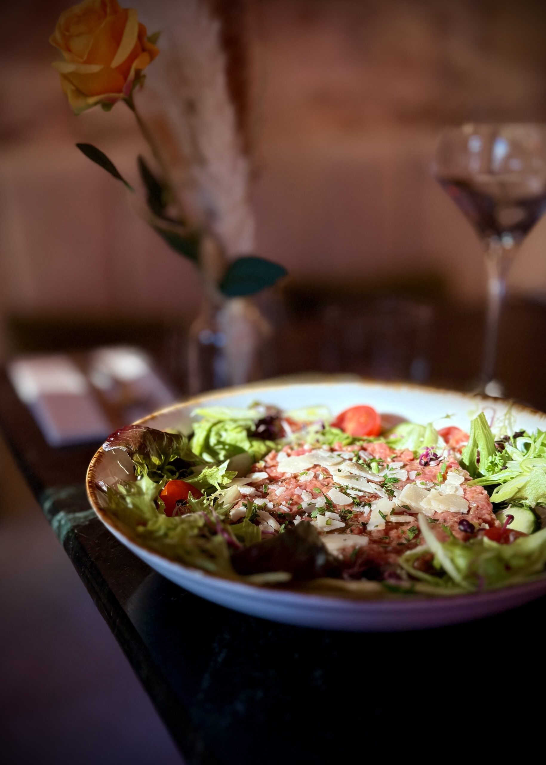 Plat de poisson grillé au citron, spécialité méditerranéenne à Nice place du pin