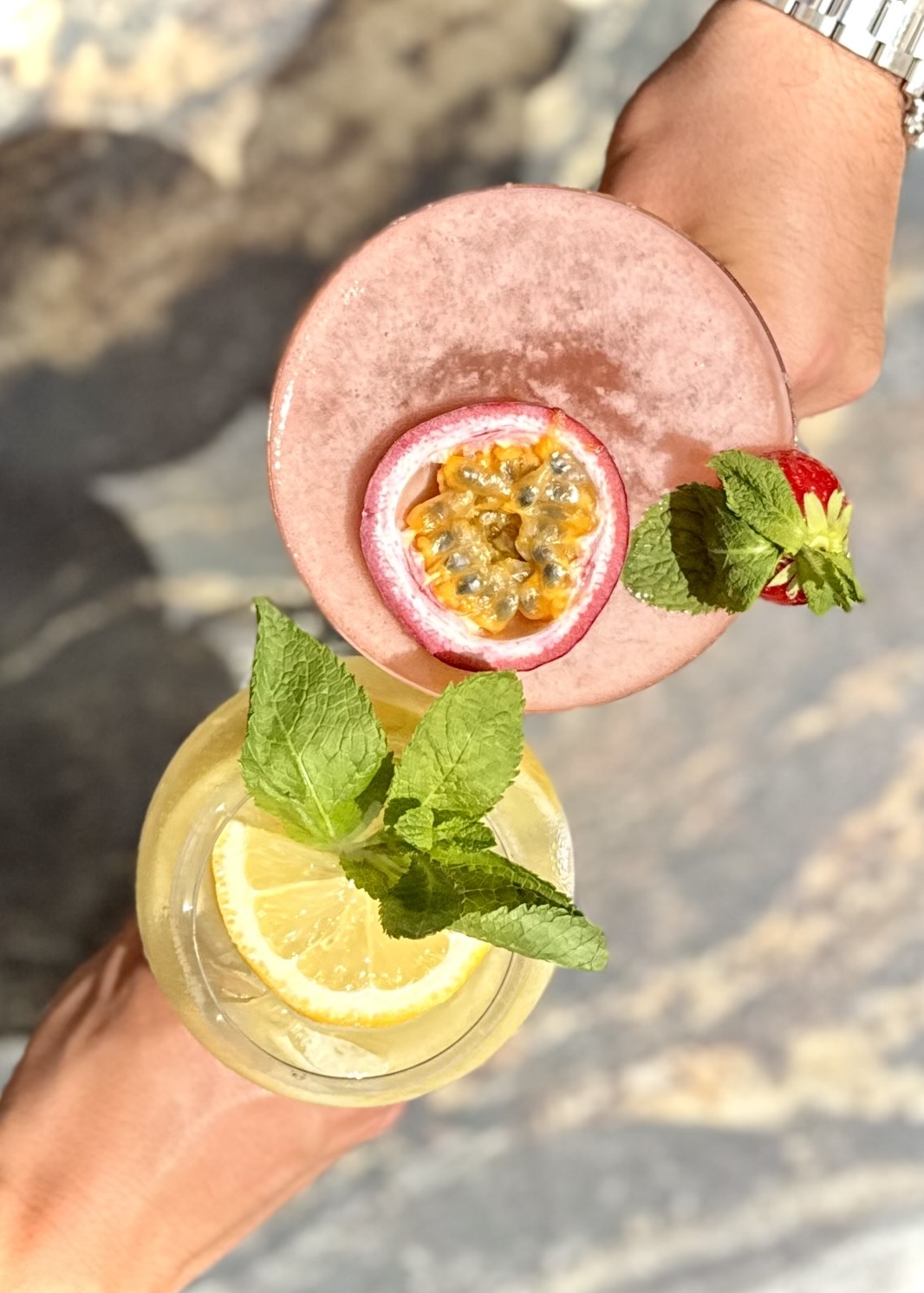 Cocktail maison au bar Saint Amour à Nice, ambiance terrasse