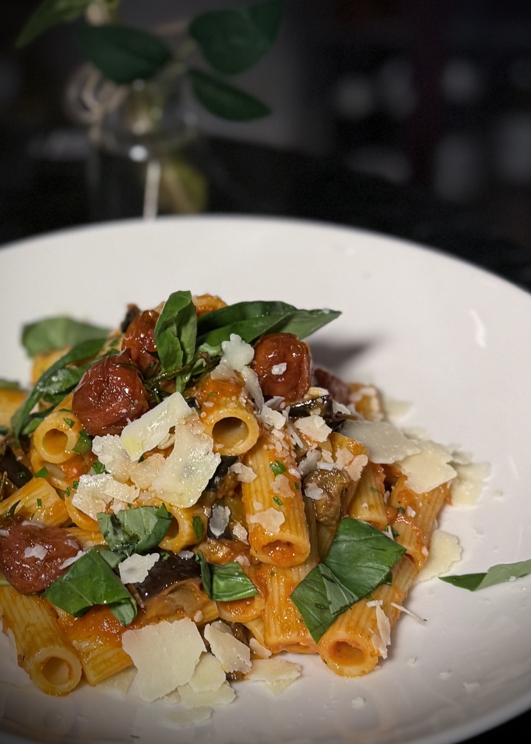 Assiette méditerranéenne colorée chez Saint Amour, restaurant Place du Pin à Nice